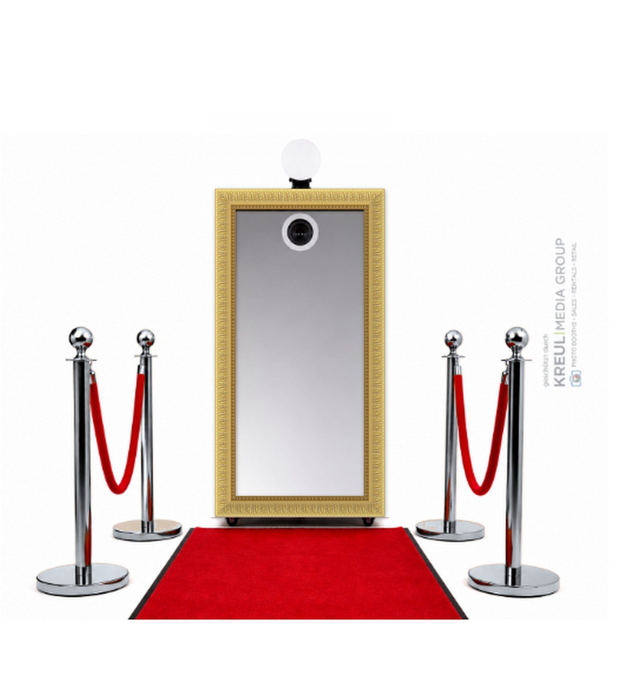Magic Mirror mit Rahmen Milano Gold, rotem Teppich und silbernen Absperrpfosten