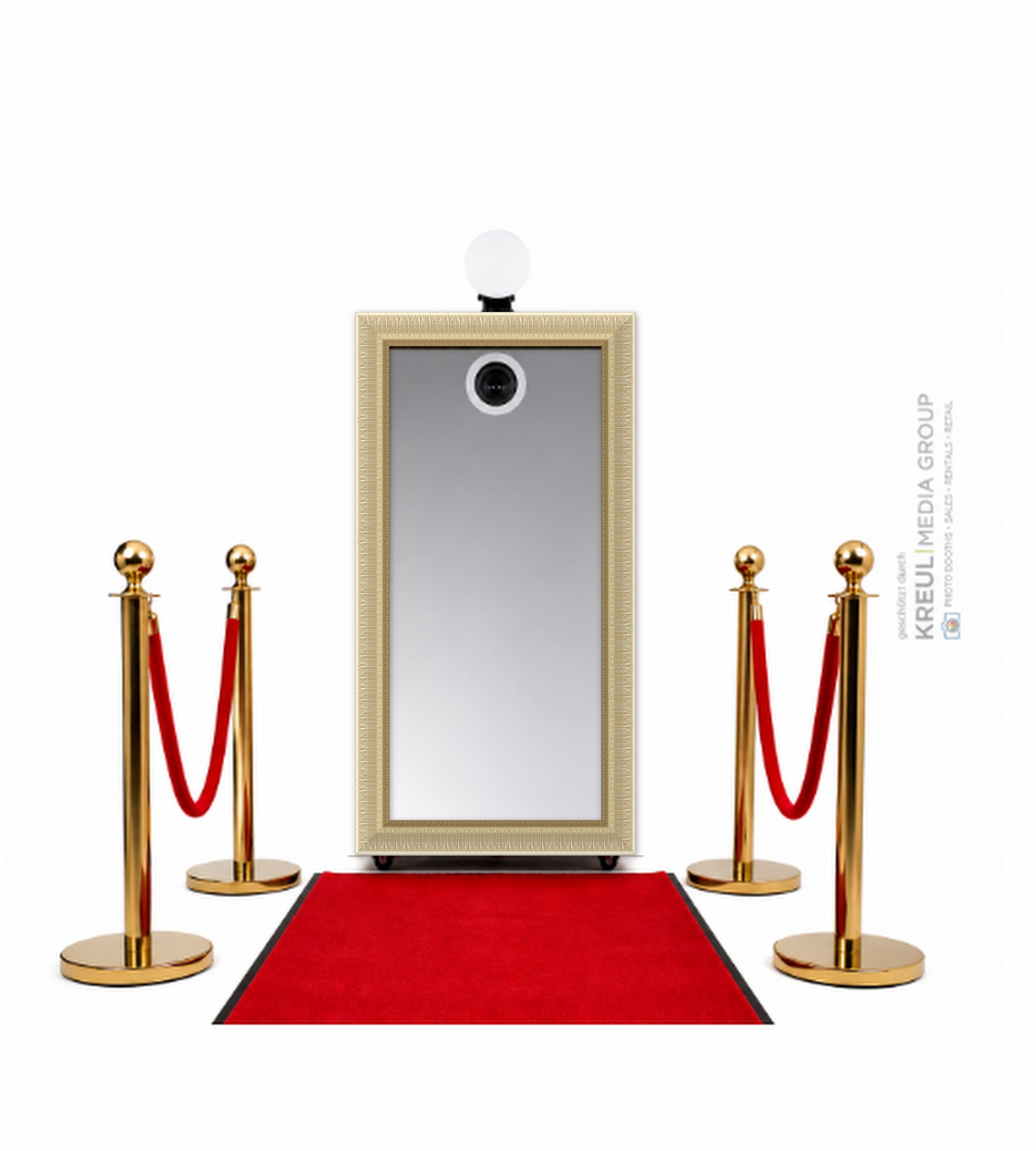 Magic Mirror mit Rahmen Milano Silber, rotem Teppich und goldenen Absperrpfosten