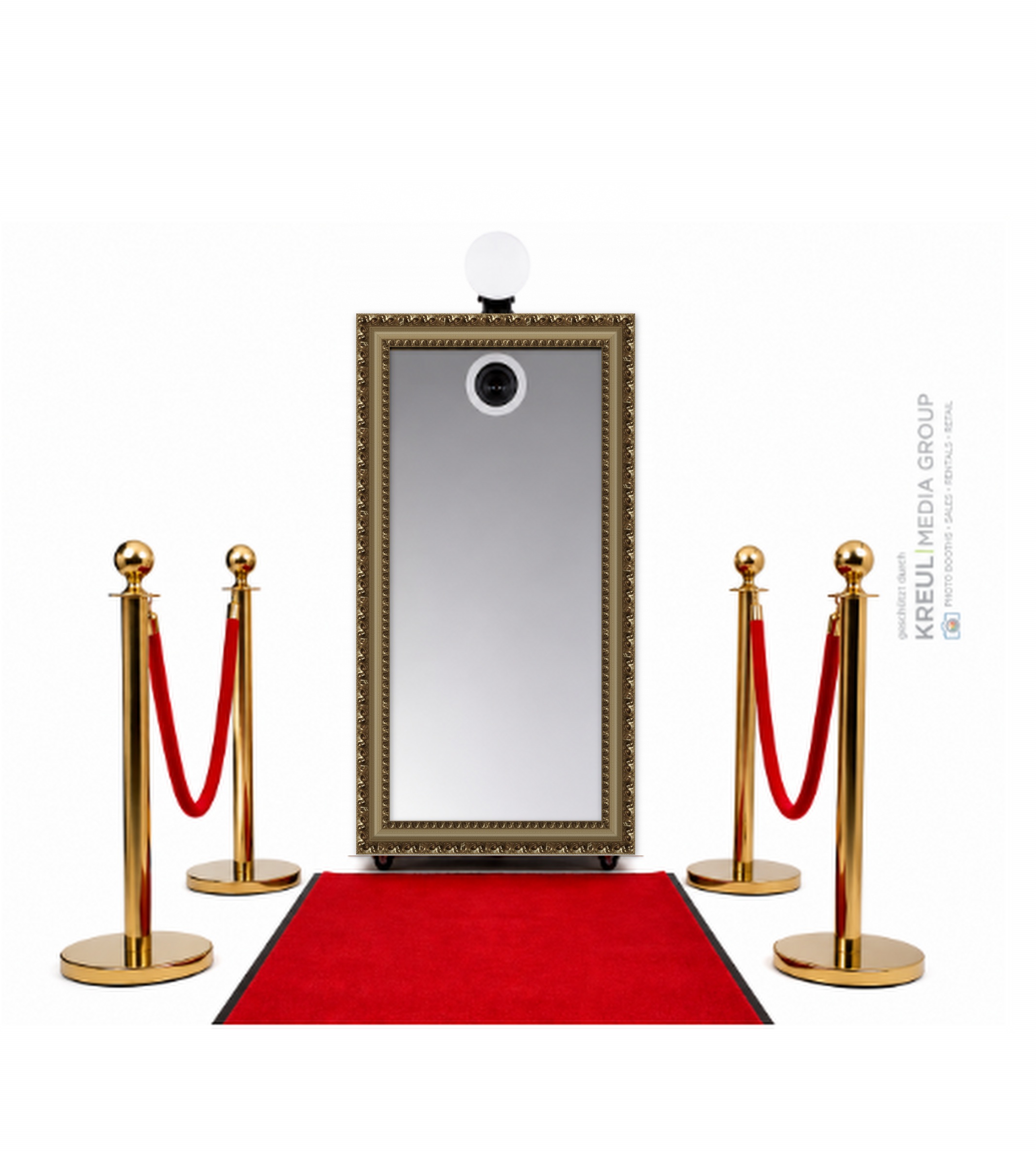 Magic Mirror mit Rahmen Toscana, rotem Teppich und goldenen Absperrpfosten