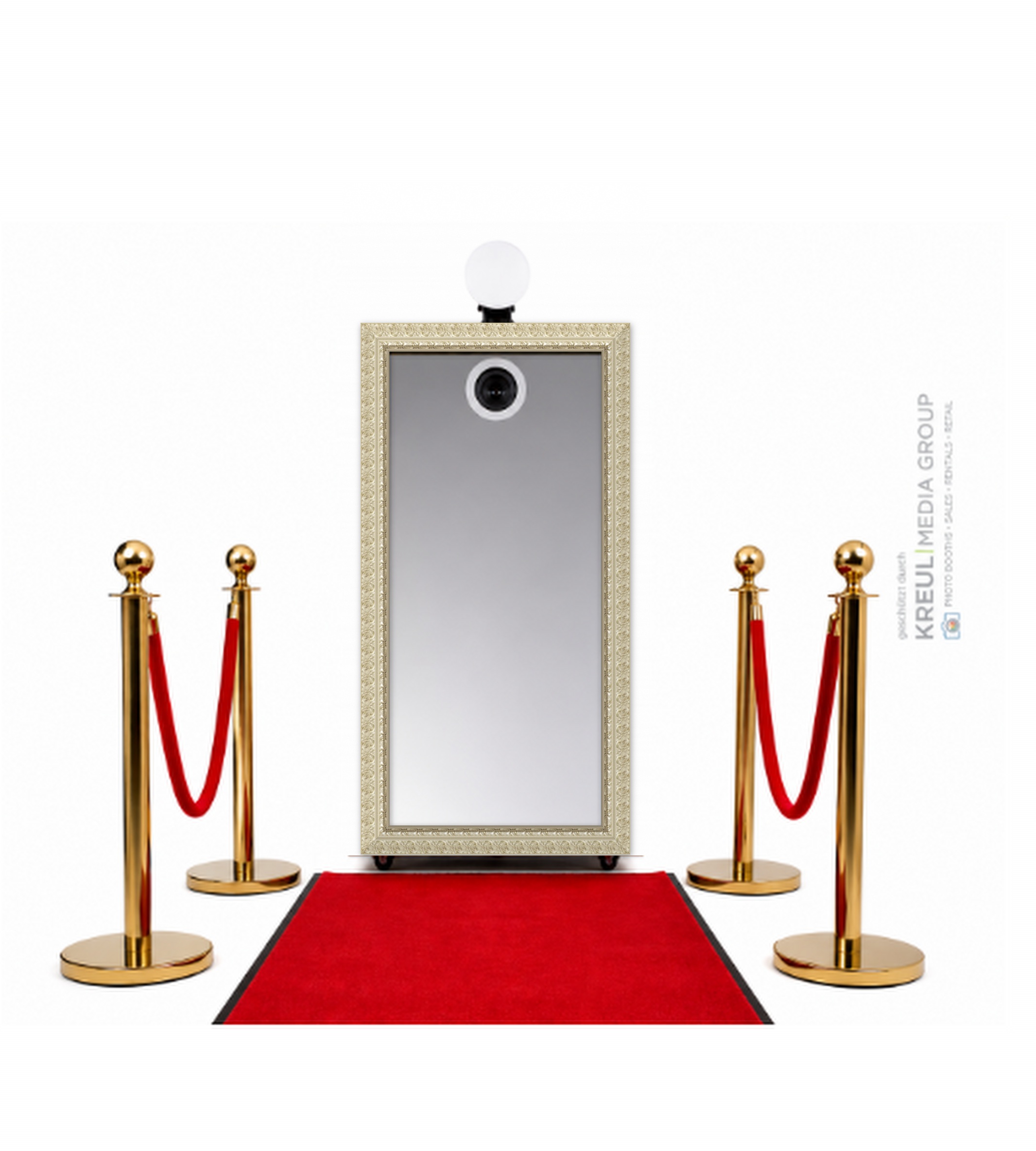 Magic Mirror mit Rahmen Verona, rotem Teppich und goldenen Absperrpfosten